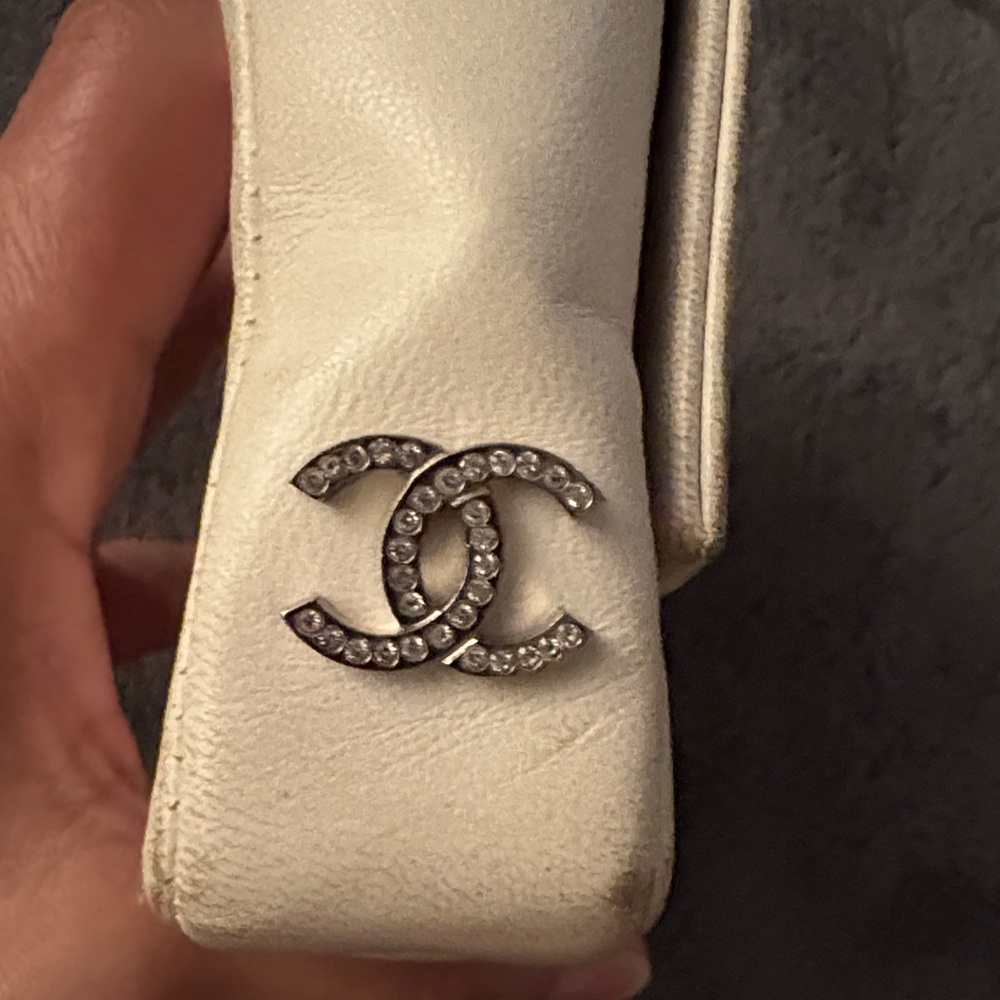 Authentic CHANEL White Quilted Crossbody Bag - Picture 7 of 17